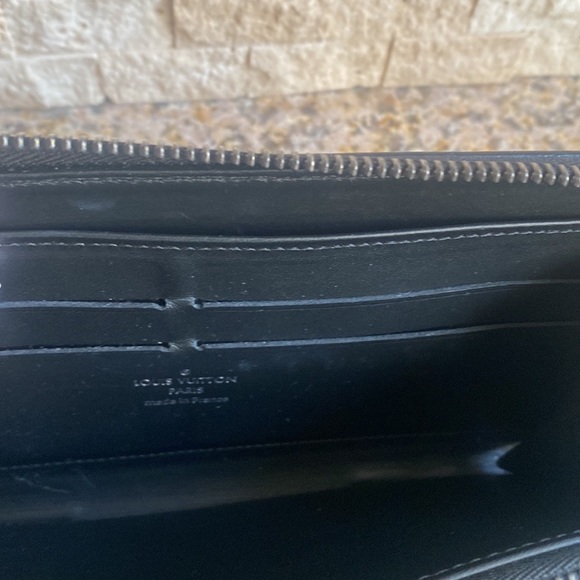 Louis Vuitton white, black, and red graphic wallet. Excellent condition. - Picture 6 of 7